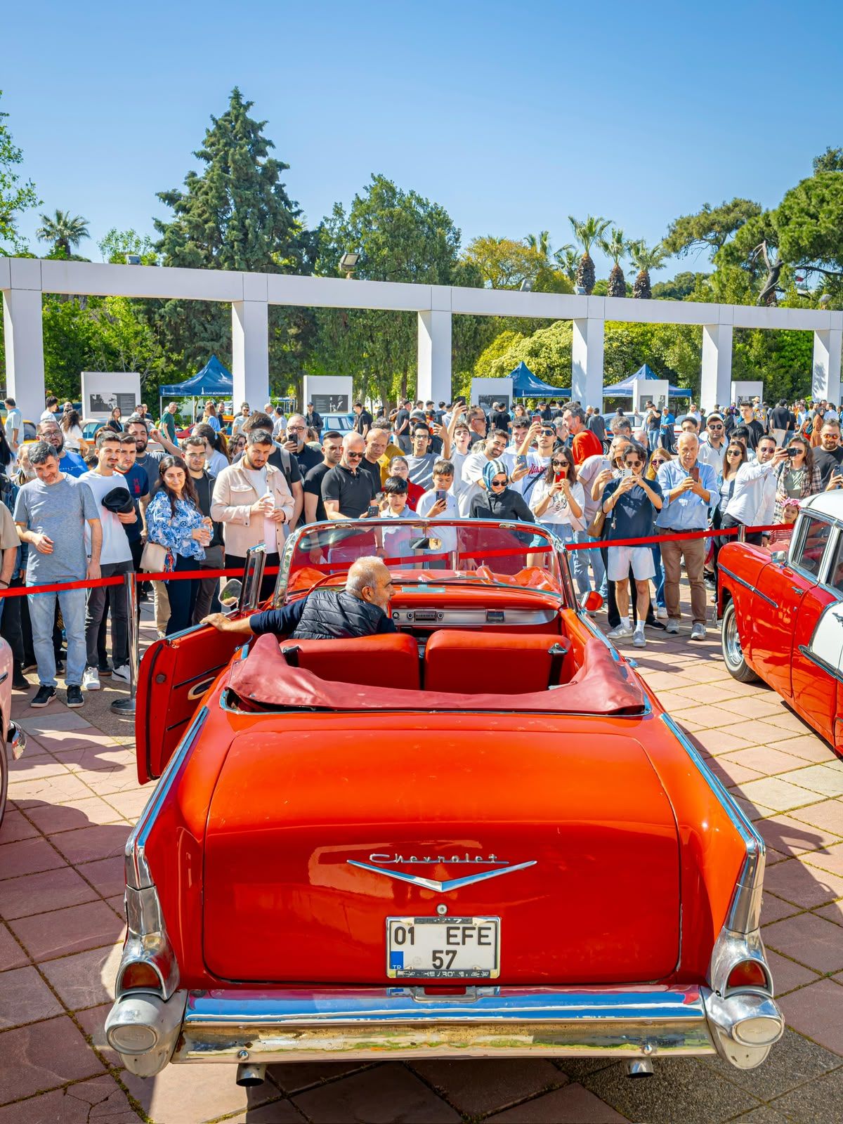 Kırmızı Chevrolet ve kalabalık